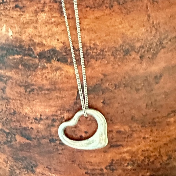 Tiffany & Co. Elsa Peretti Sterling Silver Open Heart pendant. 5535 G - Picture 3 of 13